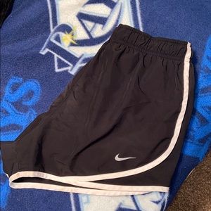 NIKE SHORTS: BLK & WHT